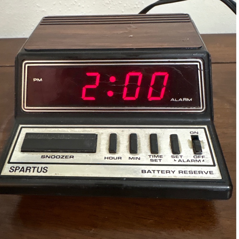 Vintage Spartus Neptune 1104 Digital Alarm Clock Red LED Wood Grain‎ Case MCM